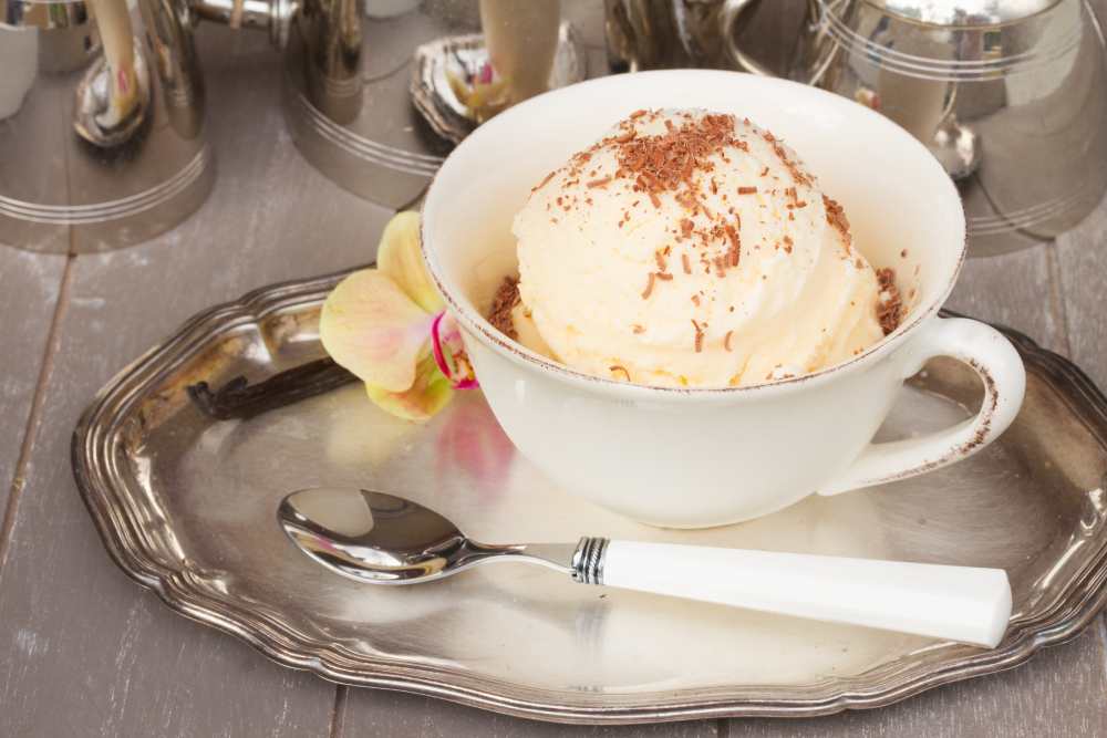 Lody przygotowane z użyciem nabojów do bitej śmietany